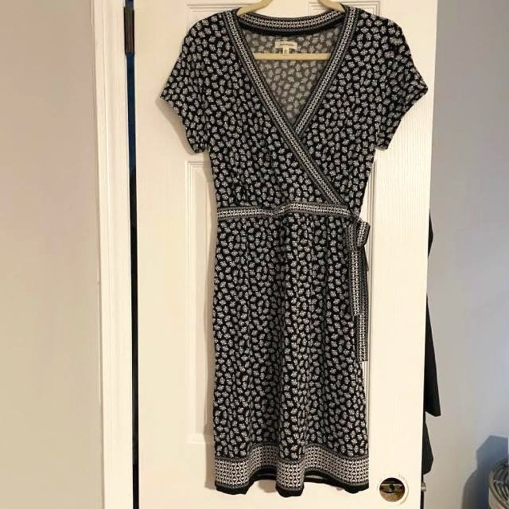 Beautiful Max Studio Black & White Print Wrap Dress Above the Knee - Size Large